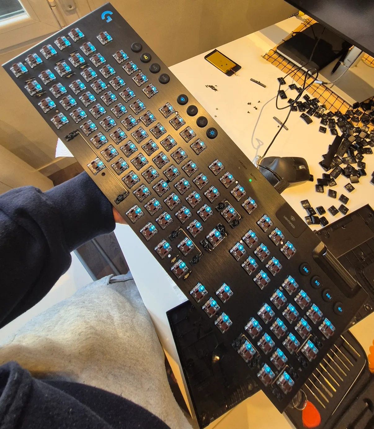 Imagen del teclado desmontado pero funcionando con las luces encendidas
